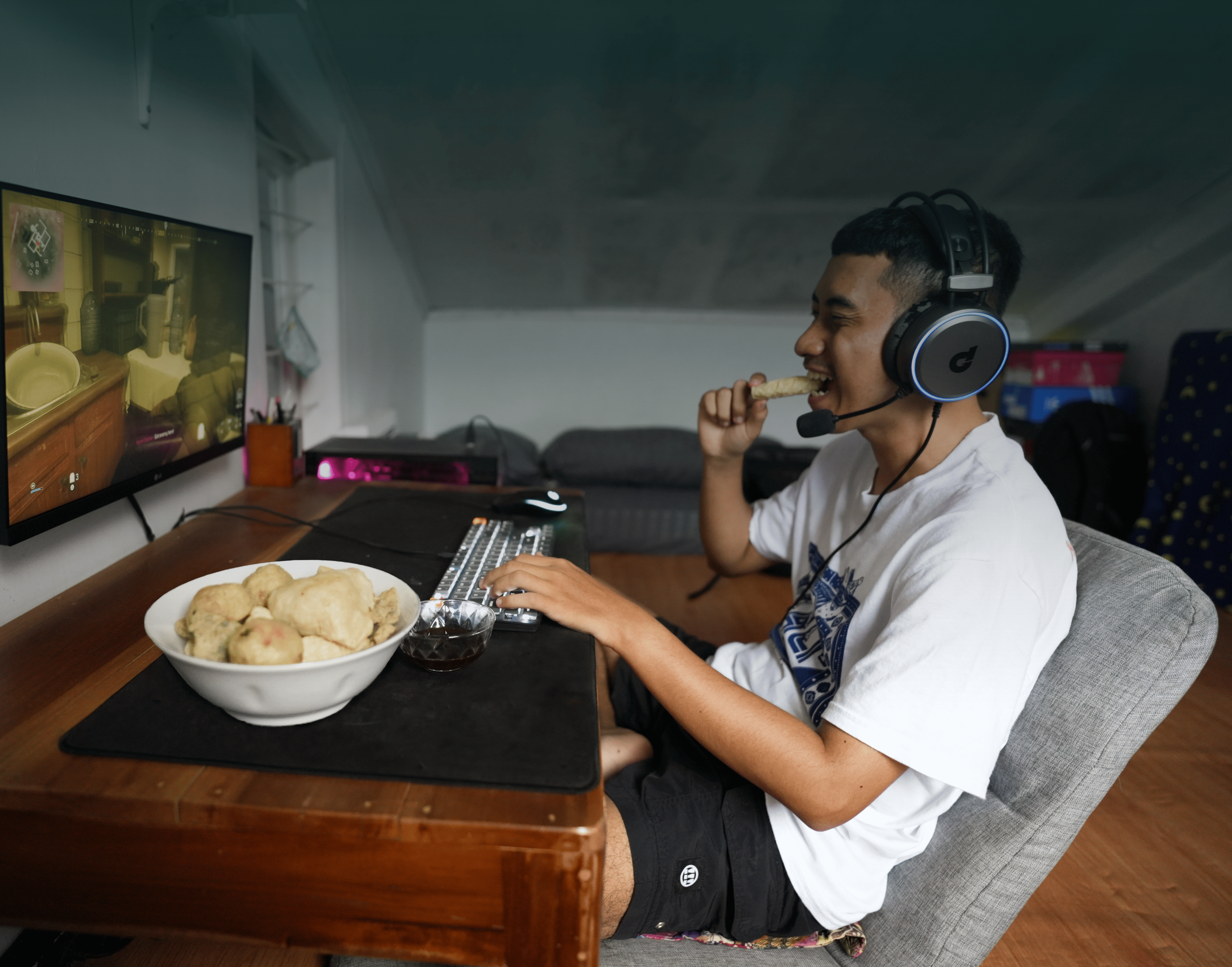 Santai sambil makan pempek OMO