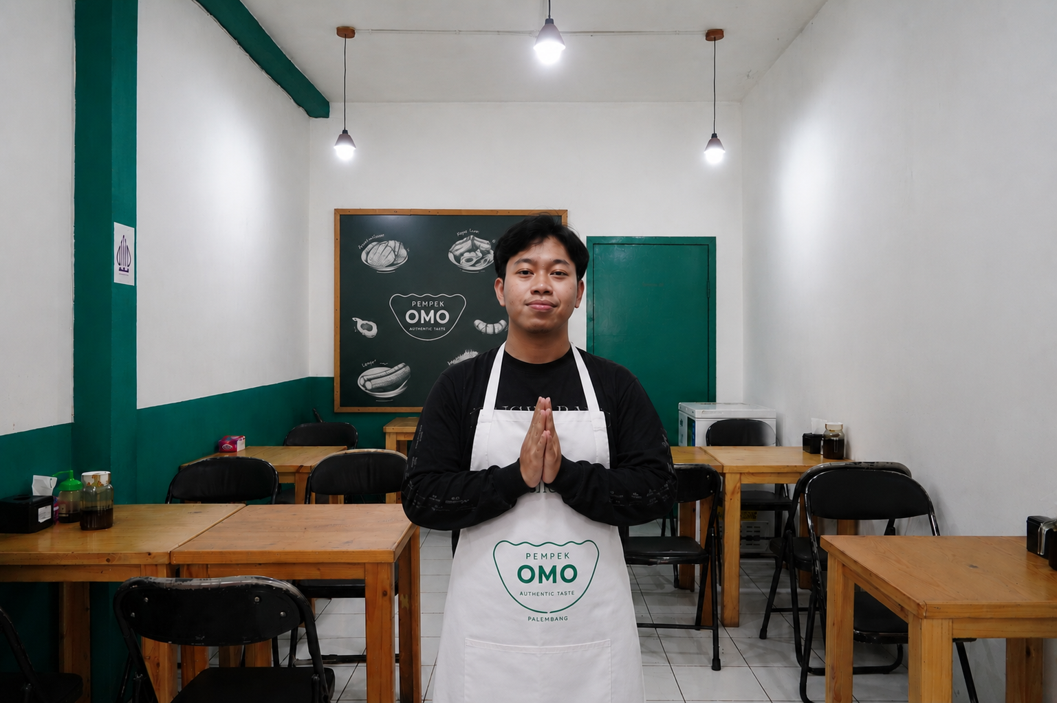 Pemilik Pempek OMO di kedai